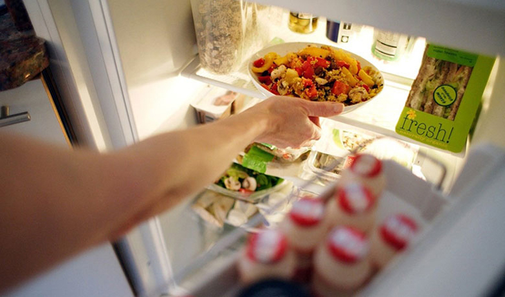 Không nên đưa thực phẩm vào trong tủ lạnh ngay